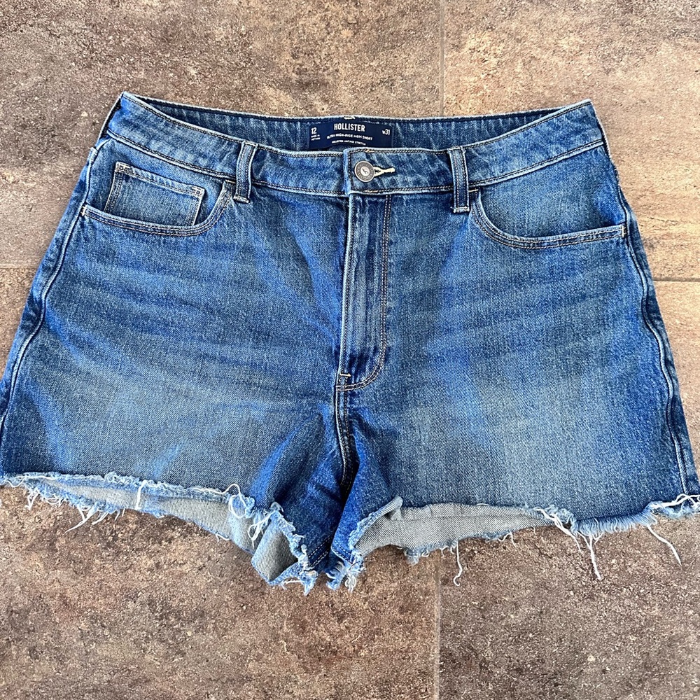 EUC Hollister Ultra High-Rise Mom Jean Short